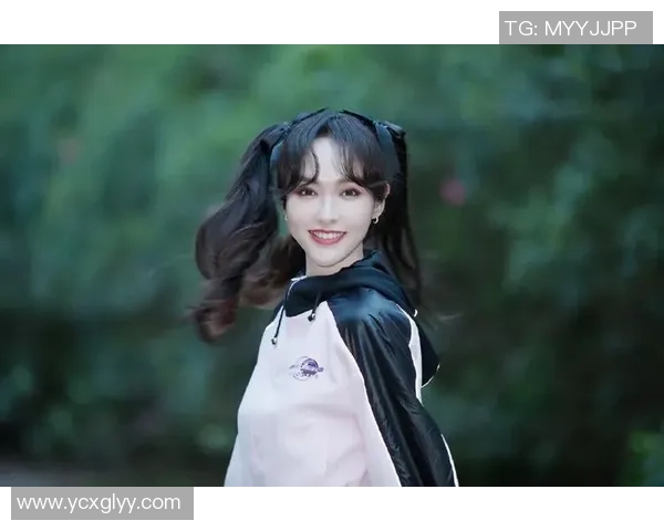 她在球场上如风般灵动打篮球的女孩子真是太迷人了
